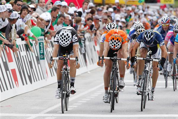 Heinrich Haussler wins stage 2